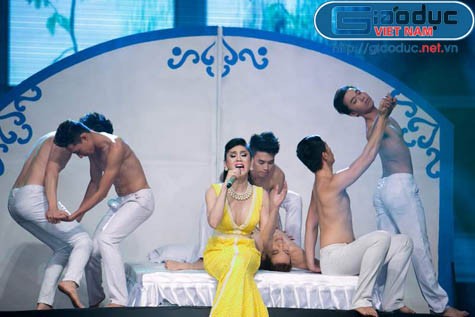 Lâm Chi Khanh bên cạnh dàn vũ công cởi trần khi thể hiện liên khúc "Em đã cố gắng hết sức" - "Sóng gió tình ta".